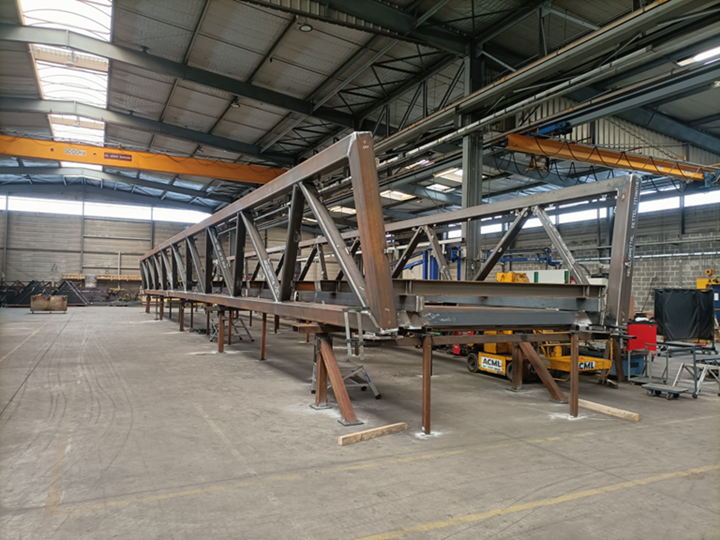 Montage einer Fußgängerbrücke in der Werkstatt | © ACML