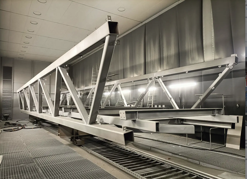 Lackieren einer Fußgängerbrücke in der Werkstatt | © ACML