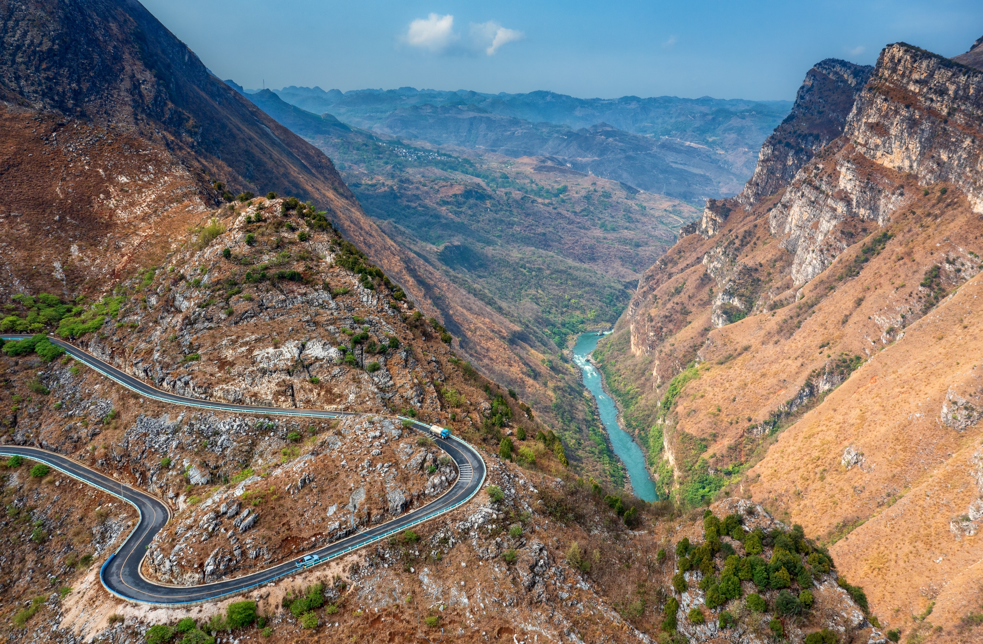 Die Huajiang Schlucht präsentiert sich mit einer beeindruckend bergigen Landschaft in China. Bildrechte Bill Wei / shutterstock.com.