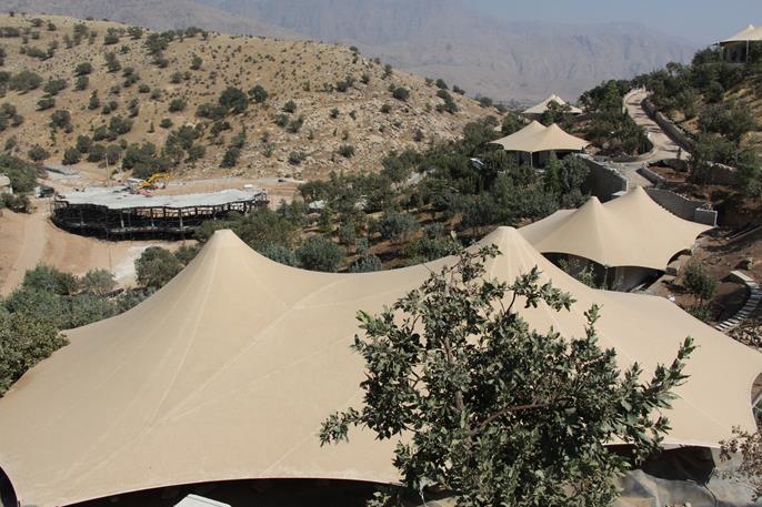 Membranüberdachungen beim Armoon Camp von Savana General Trading vor blauem Himmel mit Sonnenschein im Hintergrund.
