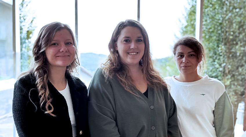 Beratung mit dem Administrationsteam in professionellem Umfeld.