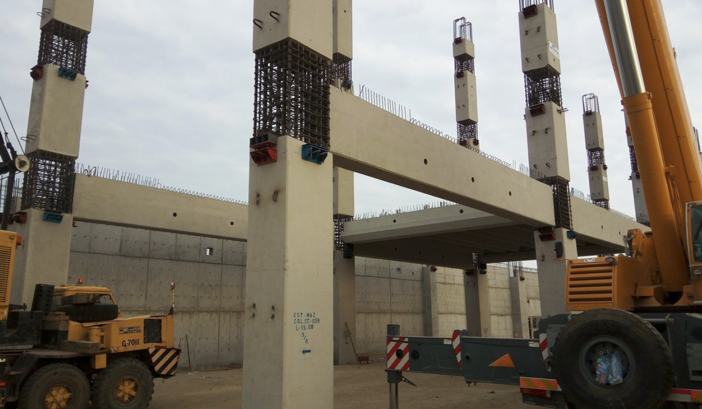 Betonstützen und -träger beim Bau eines modernen Stadions.