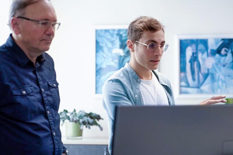 Gruppe von Ingenieuren beim gemeinsamen Planen und Konstruieren an einem Tisch.