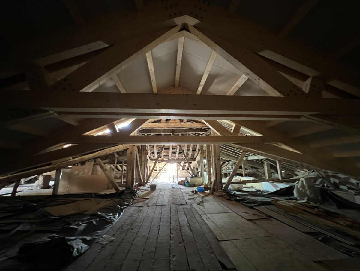 Holzfachwerkdach, das bei der Renovierung des historischen Bischofspalasts in Palencia, Spanien, verwendet wurde.