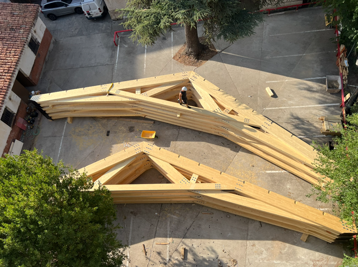 Holzfachwerke, die für die Montage auf einer Baustelle vorbereitet werden.