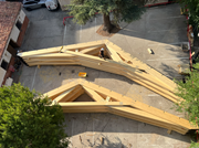 Holzfachwerke, die für die Montage auf einer Baustelle vorbereitet werden.