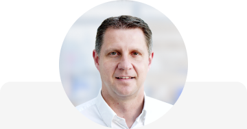 Portrait von Andreas Horold bei einer zukünftigen Veranstaltung im Jahr 2026. Andreas trägt ein Lächeln und Geschäftsbekleidung.