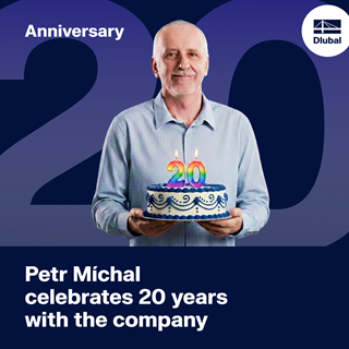 Employee holding a cake with number 20 candles to celebrate 20 years at Dlubal Software