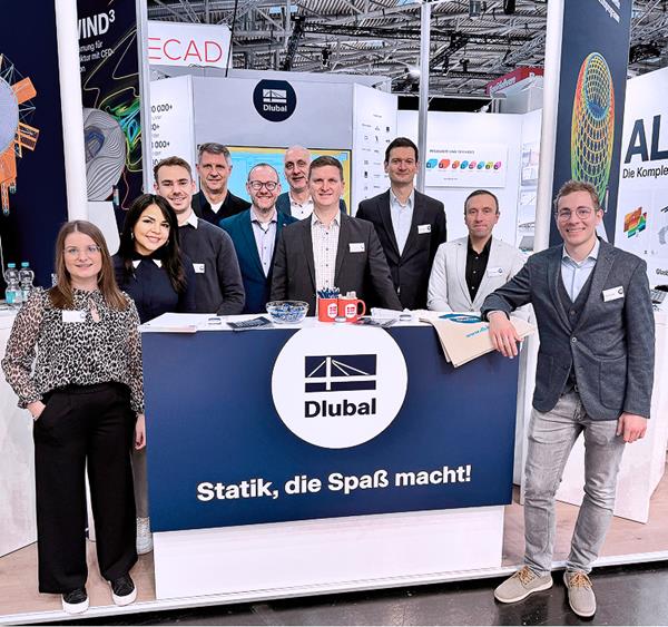 Mitarbeiter am Messestand lächeln und sind bereit, sich mit den Besuchern zu unterhalten.