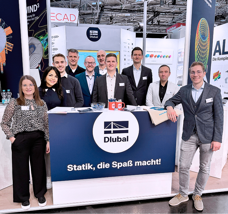 Mitarbeiter am Messestand lächeln und sind bereit, sich mit den Besuchern zu unterhalten.