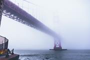 Die Golden Gate Bridge inmitten von extremen Wetterbedingungen bei starkem Nebel.
