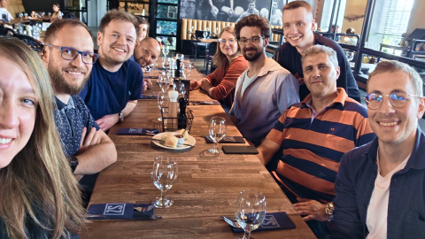 Gruppenfoto von Mitarbeitern bei einem Teambuilding-Event zur Präsentation der Unternehmenskultur