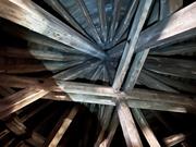 Historisches Dachtragwerk bei ALS Ingenieure GmbH & Co. KG zeigt ingenieurtechnische Exzellenz im Bauwesen.