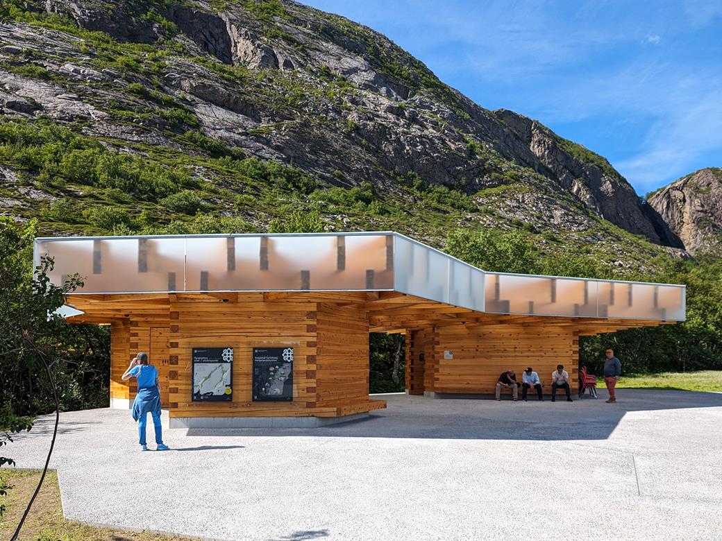 Moderne Außenansicht des Servicegebäudes am Torghatten mit architektonisch ansprechenden Strukturen.