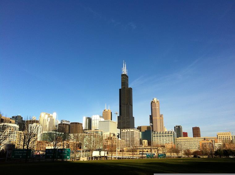 Willis Tower, beeindruckende Architektur, dominiert die Stadtsilhouette durch markante Höhen und unverwechselbares Design.