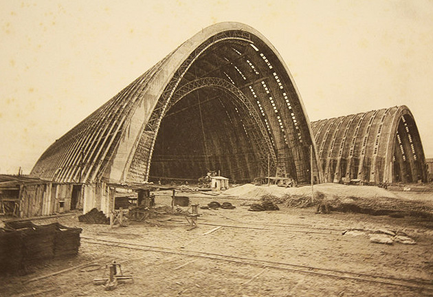 Zwei historische Luftschiff Hangars aus dem Jahr 1923 am Flughafen Orly, gestaltet von Eugène Freyssinet.