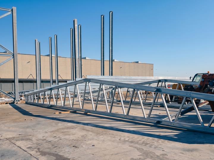 Dachbinder eines Industriehauses in Macchiareddu, Sardinien, fotografiert von Profilsider SpA.