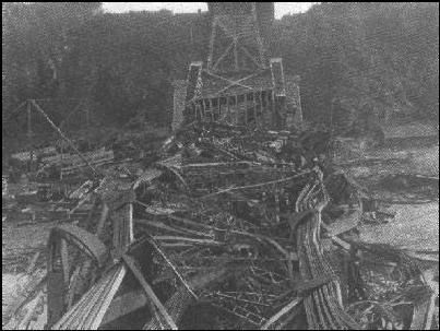 Überreste der Québec Brücke nach Einsturz 1907 mit Trümmern im Fluss sichtbar.