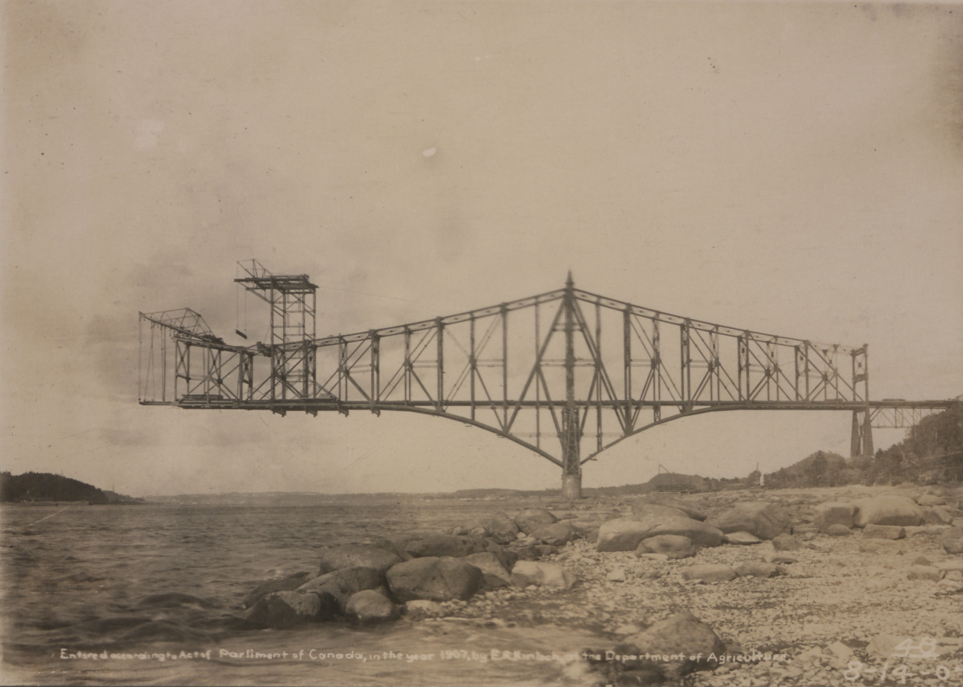 Südlicher Abschnitt der Québec Brücke im Jahr 1907 kurz vor ihrem Kollaps durch strukturelle Probleme.