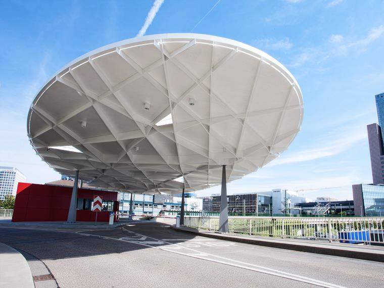 Innovative Dachkonstruktion von Bollinger + Grohmann Ingenieure über den Ausstellungstoren in Frankfurt, Deutschland.