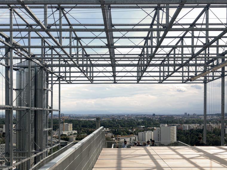 Die Aussichtsplattform Somnium am JKU Campus in Linz, entworfen von Bollinger und Grohmann ZT GmbH.