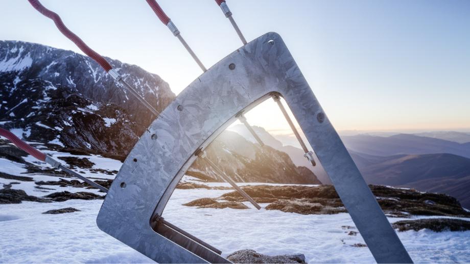 Ein 100 m hoher Windmessmast am Radstädter Tauern in Österreich, der mit RFEM entworfen und mit einer Windlastanalyse von RWIND berechnet und mit Hilfe eines Hubschraubers errichtet wurde.