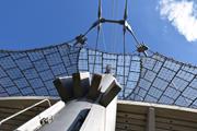 Detailansicht der Dachkonstruktion des Olympiastadions München, zeigt innovative Spannseilarchitektur mit aufgespannten Membranen.