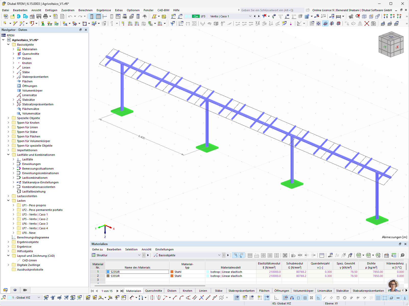 Visualisierung eines RFEM-Modells einer Stahlstruktur zur Unterstützung einer Photovoltaikanlage.