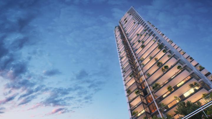 Mazeh Tower in Tel Aviv mit begrünter Fassade und Balkonen bei Abendstimmung
