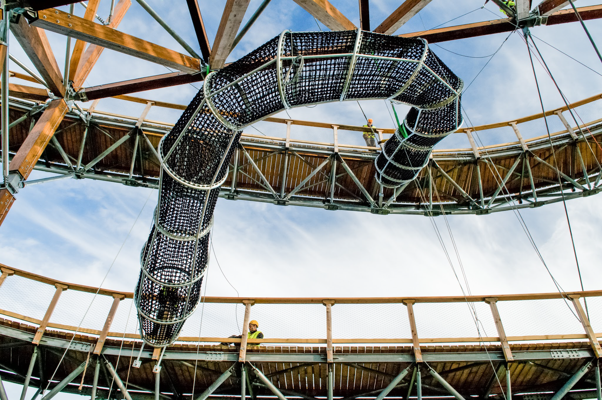 Mesh Sleeve Connecting Two Levels of Footbridge (© TAROS-NOVA s.r.o.)