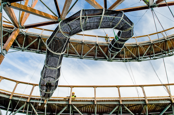 Mesh Sleeve Connecting Two Levels of Footbridge (© TAROS-NOVA s.r.o.)