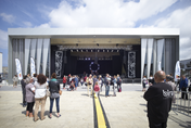 Stage of Hall in Calais (© Julien Lanoo)