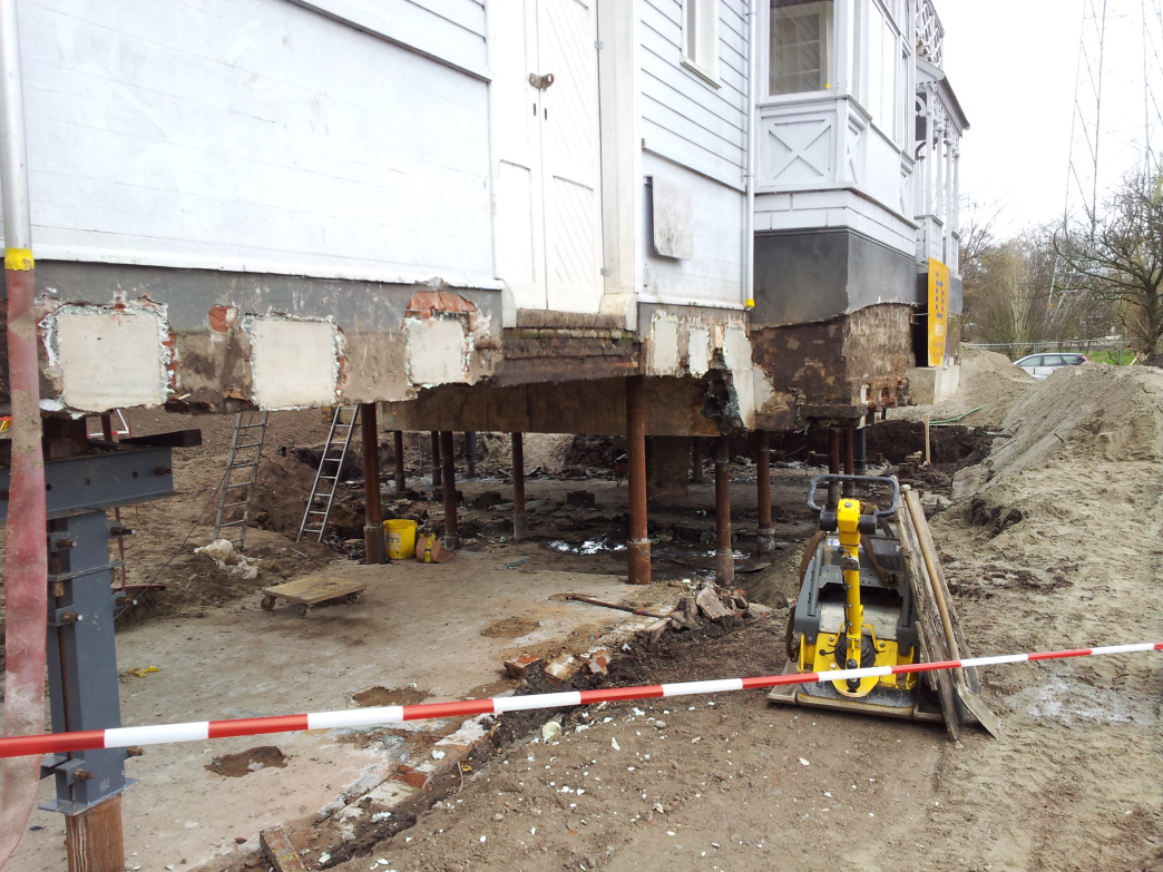 Steel Foundation Piles Supporting Building (© Techniek en Methode B.V.)