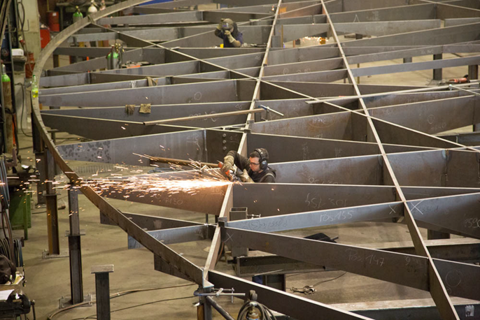 Production of Roof Structure Consisting of Steel Lamellas (© Ingo Schrader)