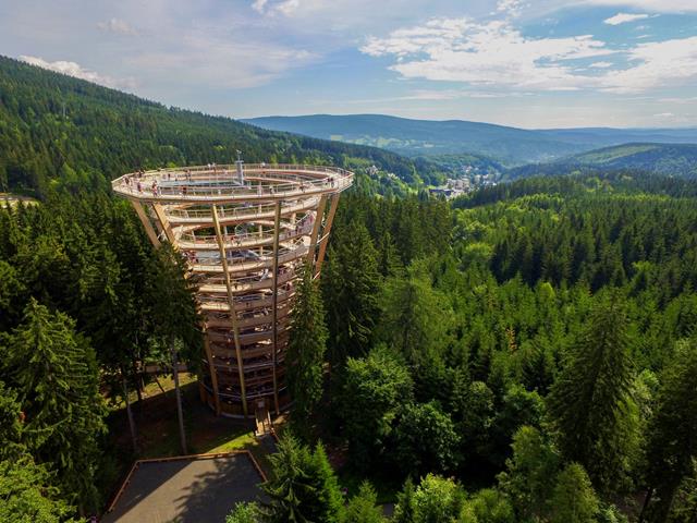Lookout Tower with View over Krkonoše Mountains (© Erlebnis Akademie AG)