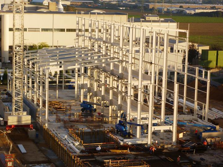 Production Hall During Construction (© pbr)