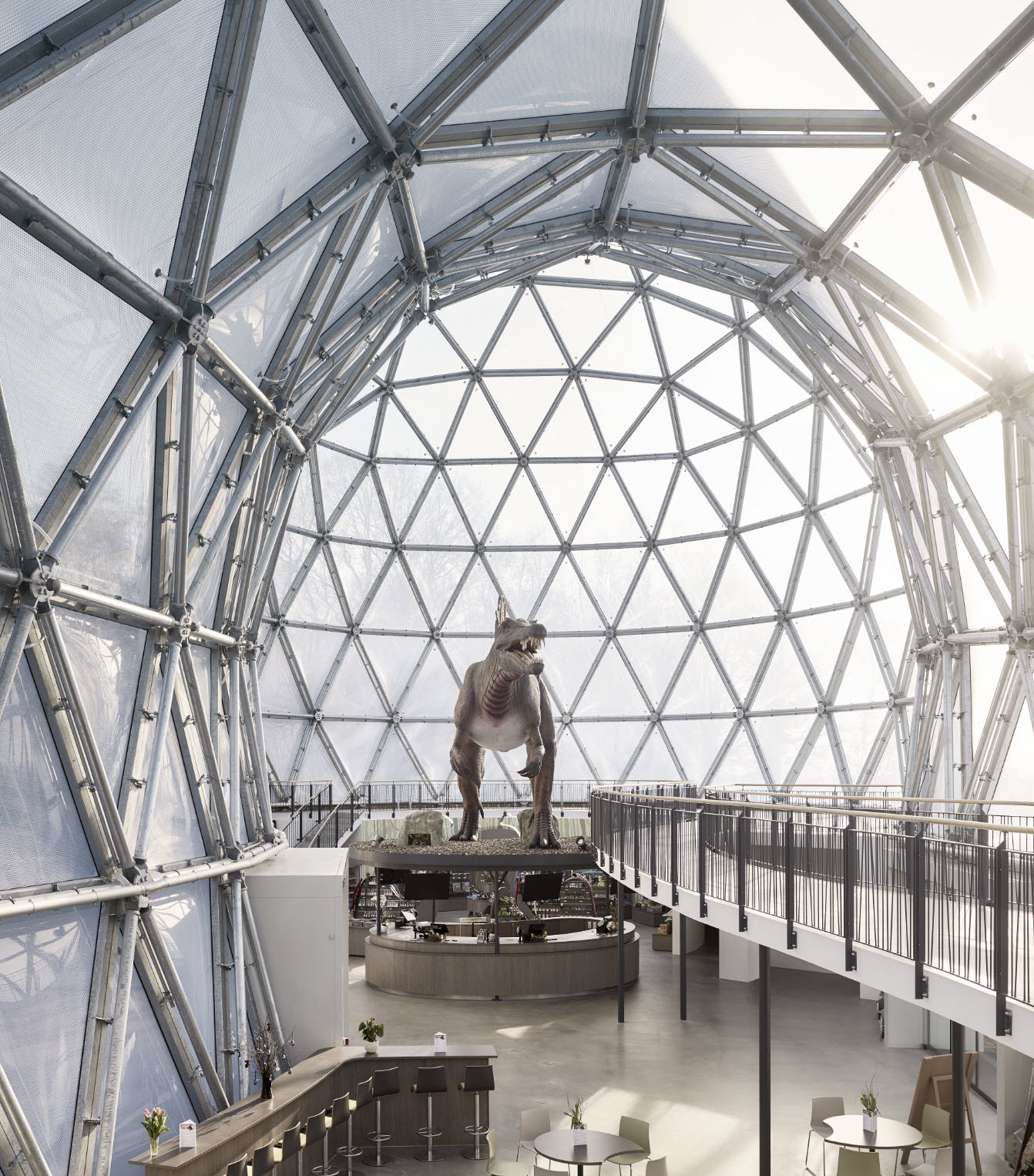 Entrance Area with Huge Spinosaurus (© zapf & co., Michael Moser Images)