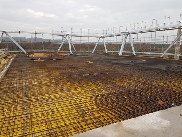 Facade Trusses and Connected Reinforced Concrete Slab During Construction (© Gruner AG)