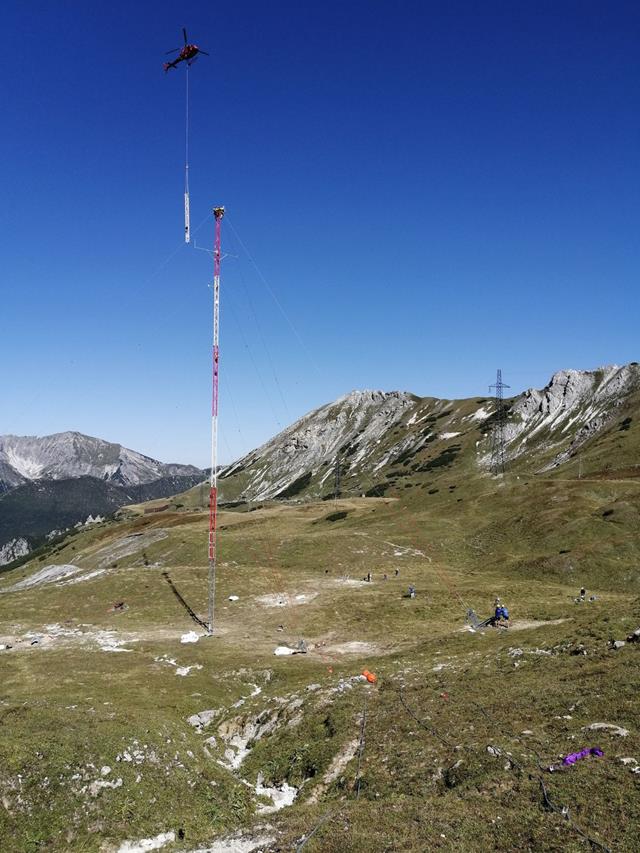 Met Mast Installation Supported by Helicopter (© m3-ZT GmbH)