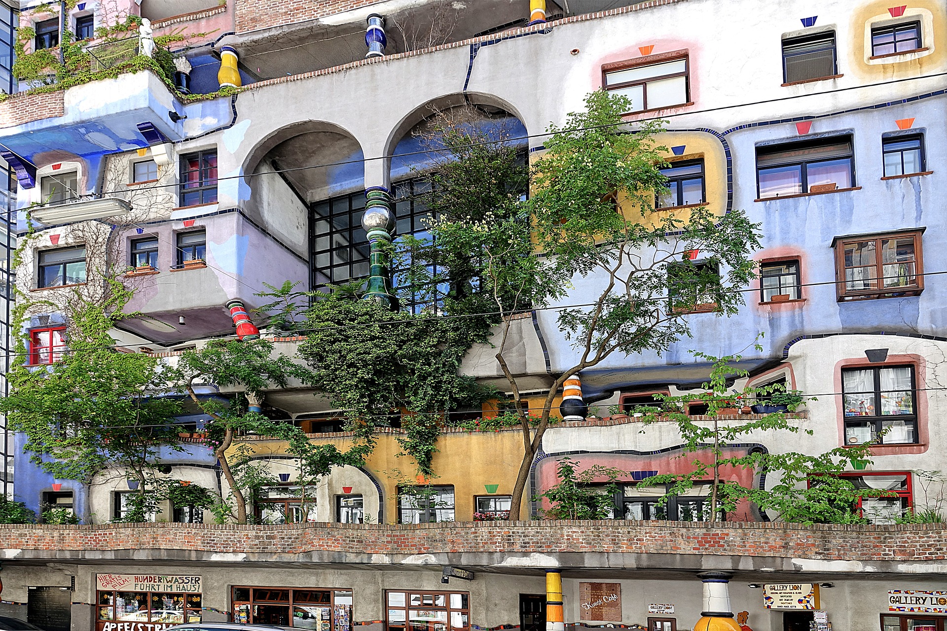 Barevné, zakřivené linie: fasáda Hundertwasserova domu ve Vídni.