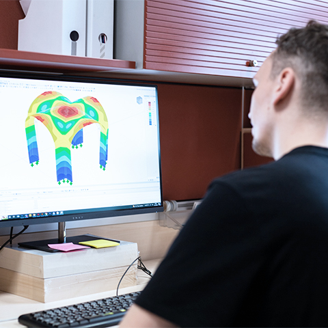 Softwareteam mit vielschichtiger Mimik, die unterschiedliche Stimmungen und Engagement im Arbeitsalltag zeigt