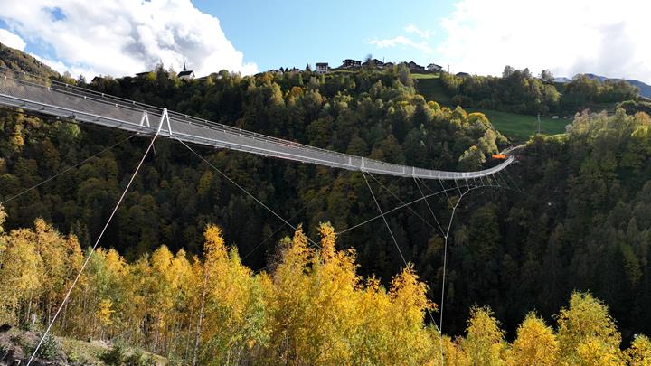 LaPendenta suspension bridge | Modern cable and lightweight structure in Grisons, Swiss pedestrian bridge