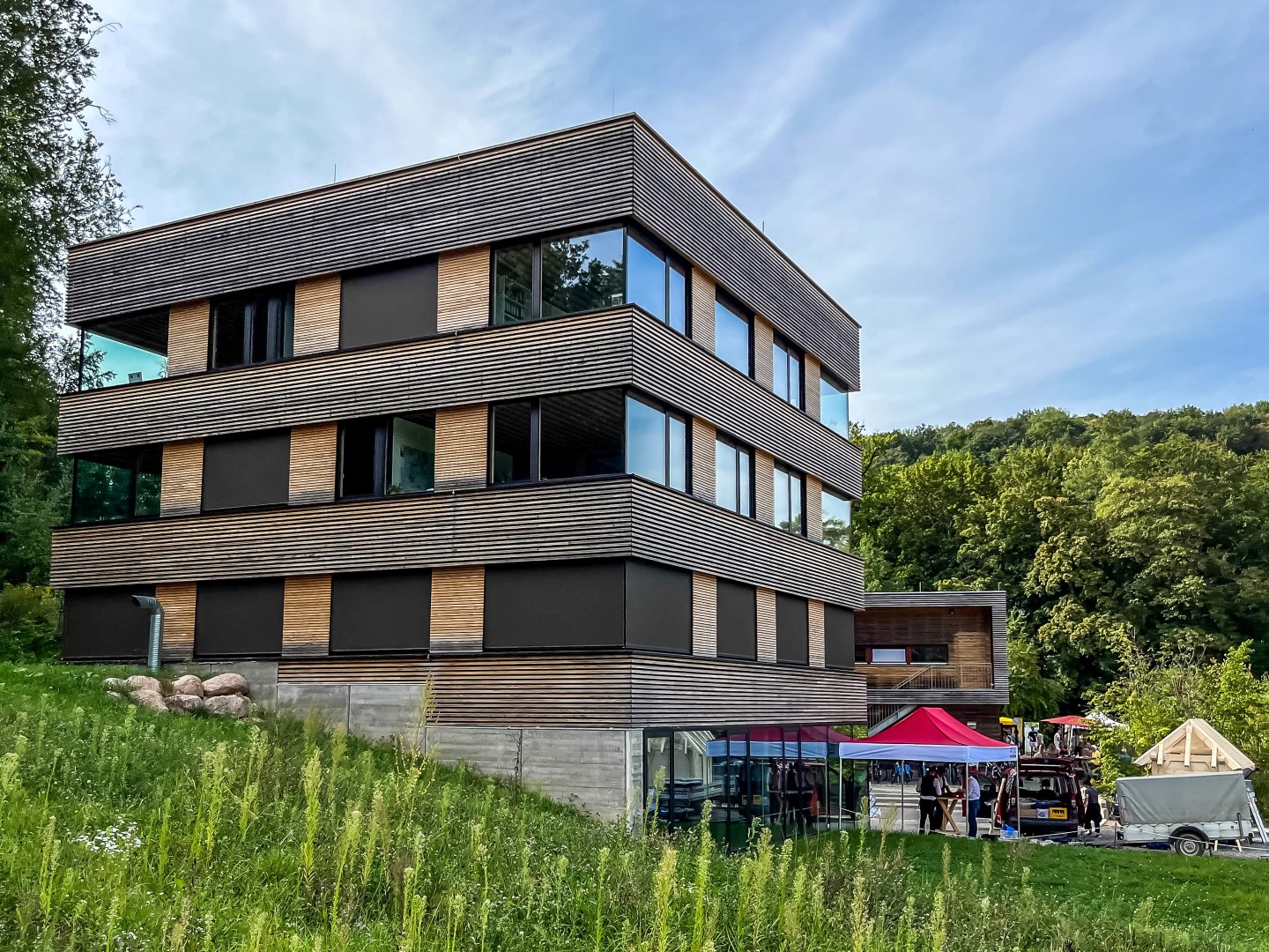 Four-story forestry office in Freiburg made of reinforced concrete and timber structure with stacked frame structures.