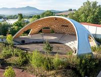 Timber gridshell of the Park Arena in Furth am Wald with a stage.