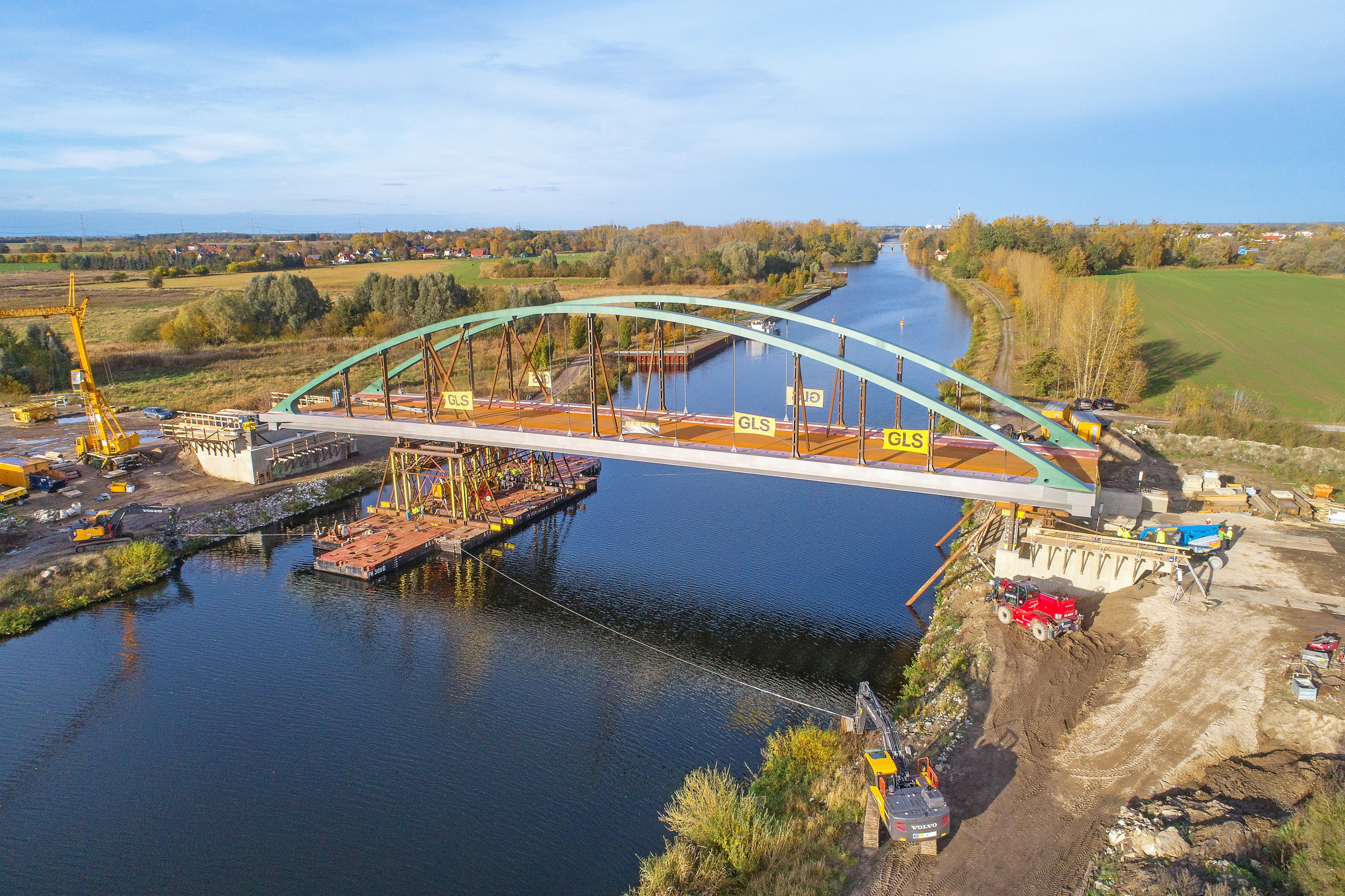 Installation of the Kuhdamm Bridge, seen from the right bank.