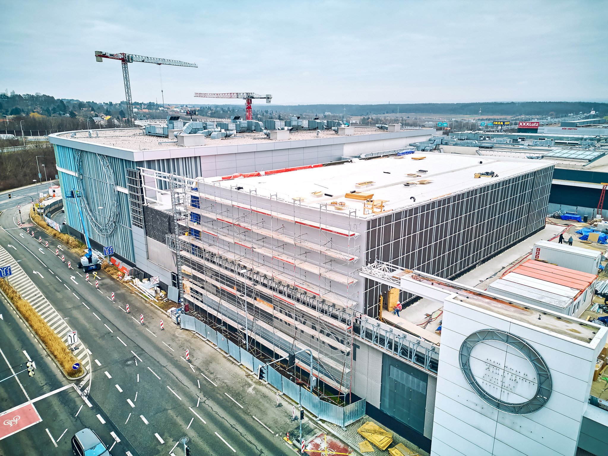 Visualization of the structure of cinema hall extensions and roofing for the Westfield Černý Most shopping mall.
