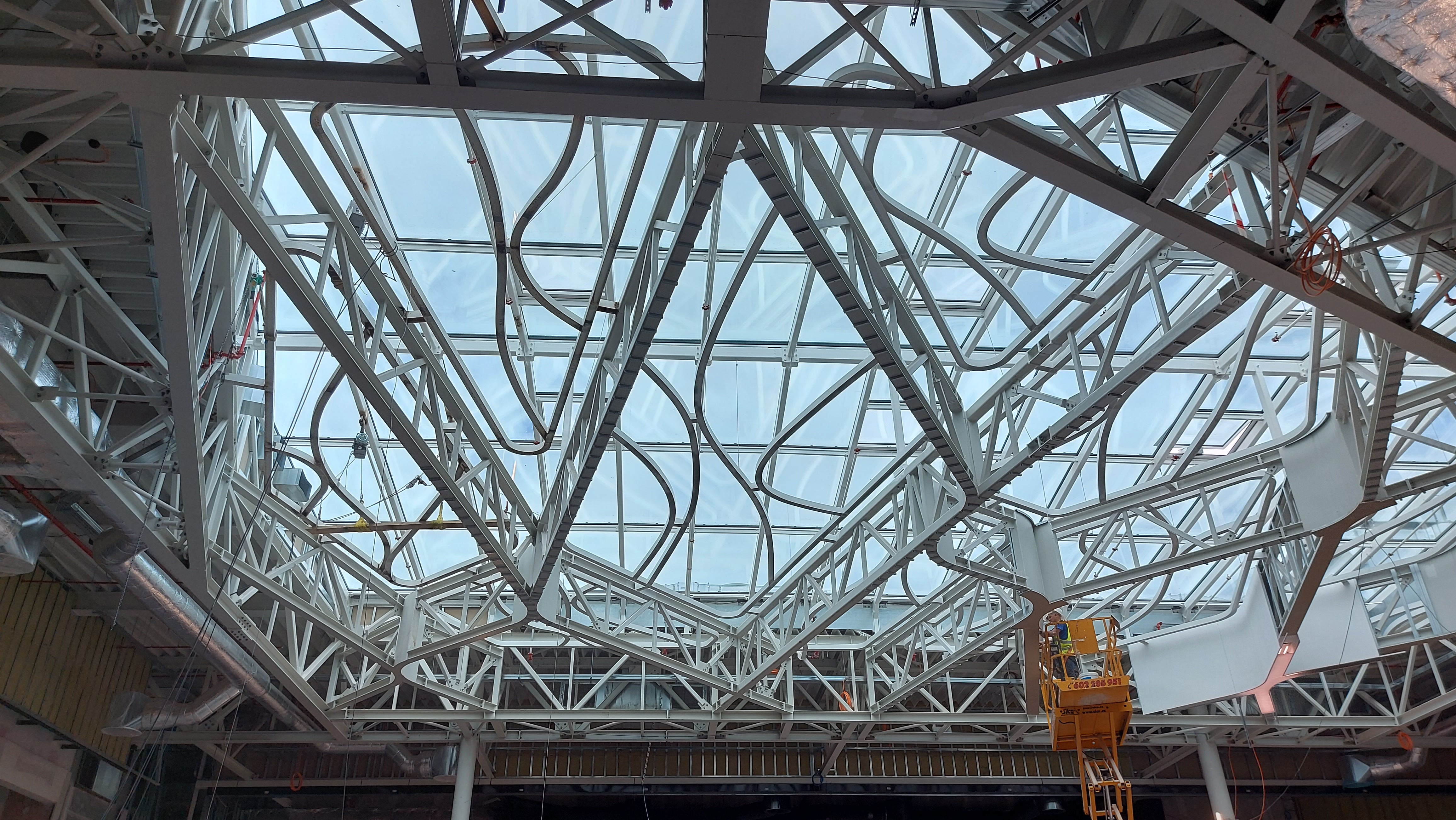 The northeast extension structure consists of steel elements including trusses and false ceiling.