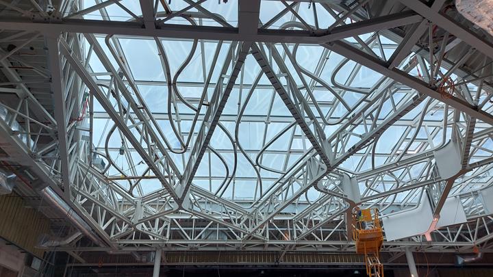 The northeast extension structure consists of steel elements including trusses and false ceiling.