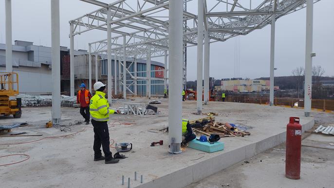 The structure of the extension includes a steel system with truss girders and trapezoidal sheet metal.