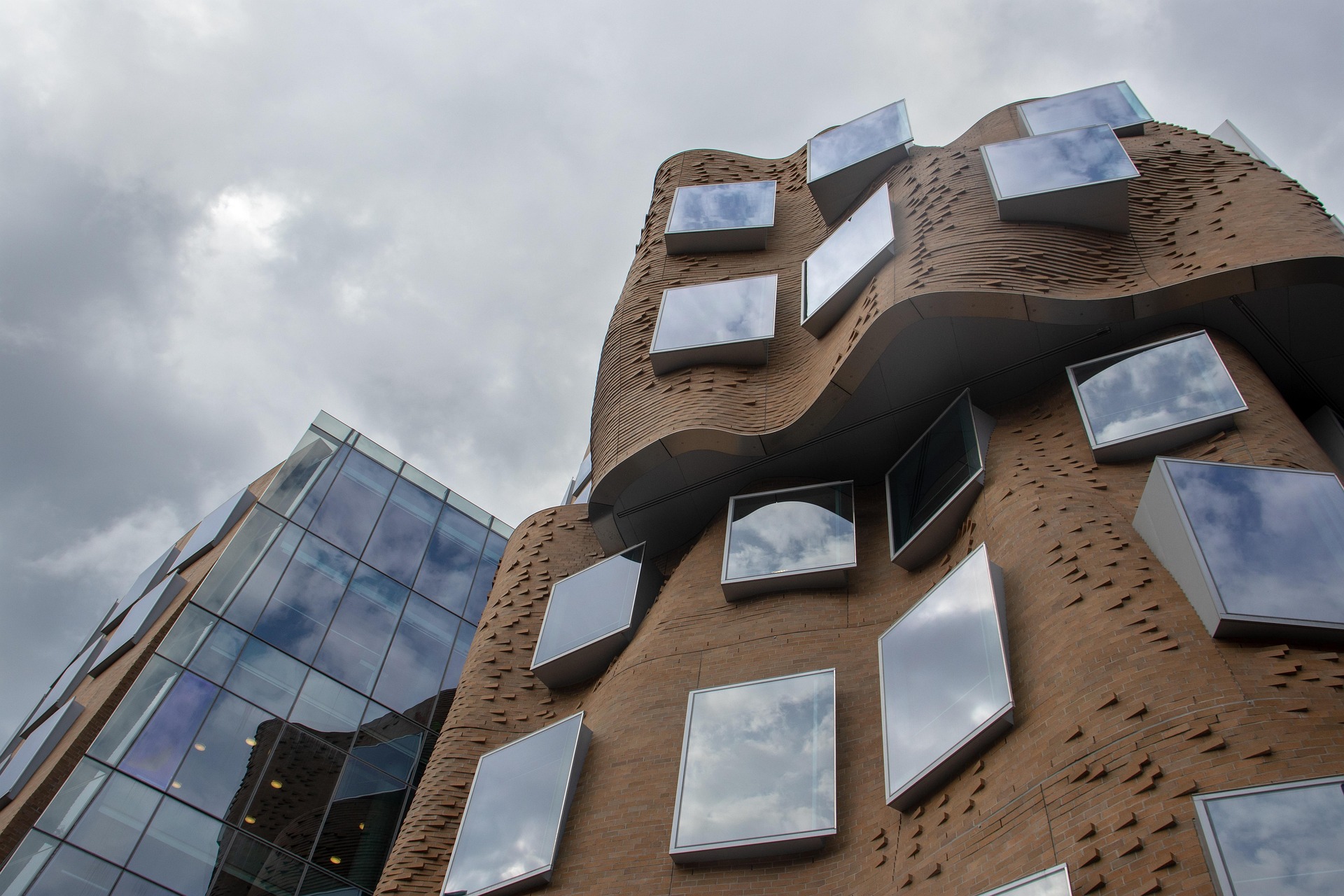 Impressive facade of the Business School in Sydney, designed by Frank Gehry, which stands out with its extraordinary architecture.